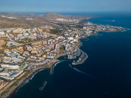 Meeresküste, Hotels und Resorts, Yachten und Boote Hafen, blaues Wasser der Costa Adeje, Teneriffa, Kanaren. Luftbild in hoher Qualität