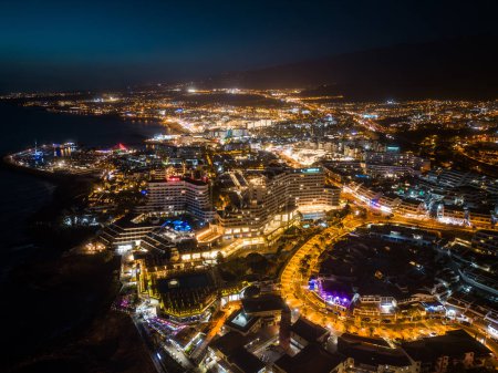 Foto de Hermosa vista aérea del dron de la ciudad iluminada de la noche o ciudad con la orilla del océano y luces, Tenerife, isla canaria. Foto de alta calidad - Imagen libre de derechos