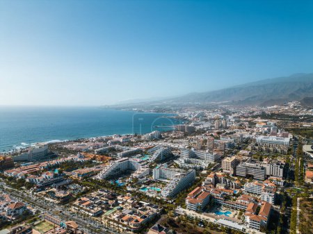 Foto de Costa del océano con hoteles y playa, Los Cristianos y Las Américas, Tenerife, Canarias, plano aéreo - Imagen libre de derechos