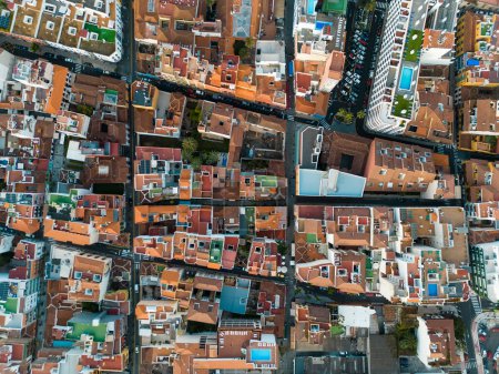 Foto de Ciudad española Las Galletas vista aérea, acogedores edificios techos de colores, Tenerife. Foto de alta calidad - Imagen libre de derechos