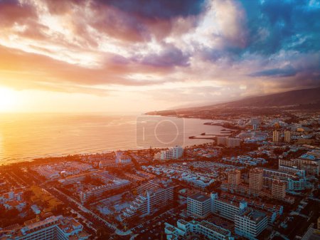 Foto de Puesta de sol en la orilla del mar con hoteles, resorts y villas de Tenerife, isla canaria, aérea. Alta calidad aérea vista superior dron hermosa imagen - Imagen libre de derechos
