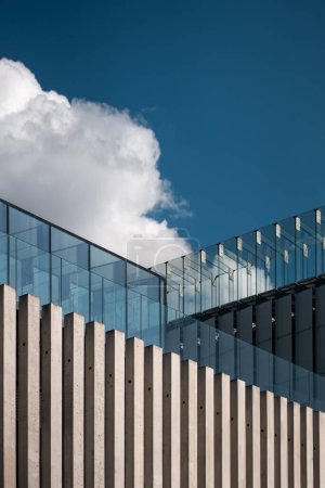 Foto de Edificio moderno sobre fondo de cielo azul, arquitectura artística contemporánea de hormigón y vidrio, formas triangulares afiladas. Foto de alta calidad - Imagen libre de derechos