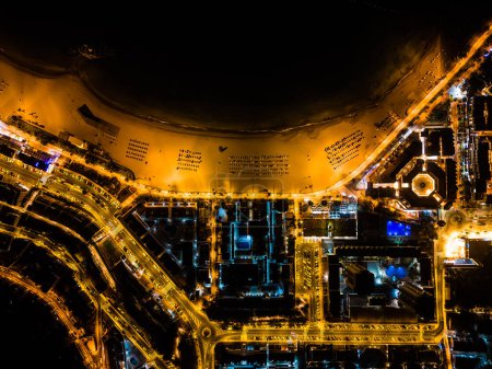 Foto de Hermosa vista aérea del dron de la ciudad iluminada noche o ciudad con la orilla del mar y luces, hoteles y resorts con piscinas, Tenerife, isla canaria. Foto de alta calidad - Imagen libre de derechos