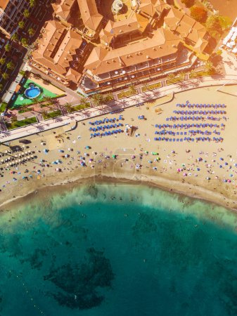 Foto de Hermosa vista aérea del dron de la costa de la playa con agua transparente azul turquesa, arena limpia y hotel con resort. Imagen de alta calidad - Imagen libre de derechos
