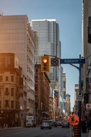 geschäftige Stadtstraße von New York oder Toronto Downtown District, städtische Ansicht der amerikanischen Megapolis. Hochwertiges Foto