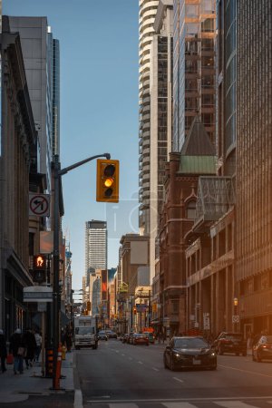 geschäftige Stadtstraße von New York oder Toronto Downtown District, städtische Ansicht der amerikanischen Megapolis. Hochwertiges Foto