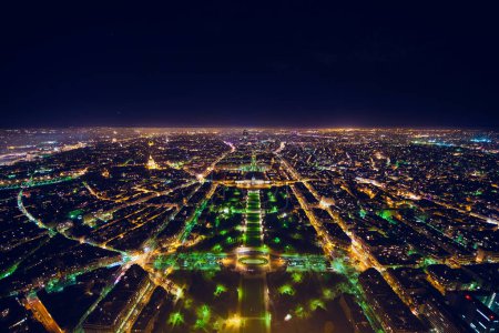Luftaufnahme des beleuchteten nächtlichen Stadtpanoramas von Paris mit Straßenlaternen, Drone Drone Draufsicht von oben, Champs Elysees und Elysee Palace, Frankreich. Hochwertiges Foto