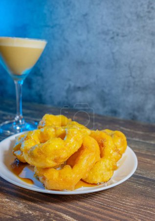 Photo for Peruvian dessert made with vegetables and spices, accompanied by pisco sour - Royalty Free Image