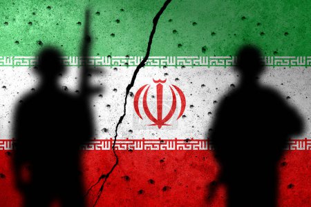 Foto de Bandera de Irán pintada en el muro de hormigón con sombra de soldados - Imagen libre de derechos