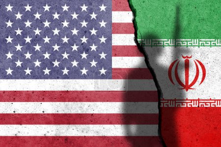 Foto de Banderas de los Estados Unidos de América e Irán pintadas en el muro de hormigón con sombra de soldado. Conflicto entre EEUU e Irán - Imagen libre de derechos