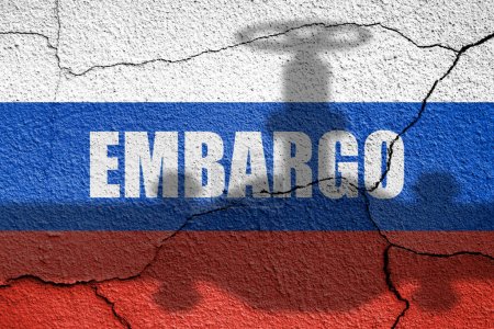 Téléchargez les photos : Drapeau de la Russie peint sur un mur avec du gaz, tuyau d'huile ombre. Embargo et sanctions pour agression militaire - en image libre de droit
