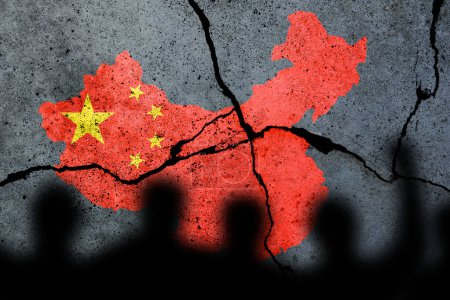 Bandera de China pintada en una pared agrietada. Crisis de bienes raíces y deuda china. Cero protestas covid y de bloqueo en China
