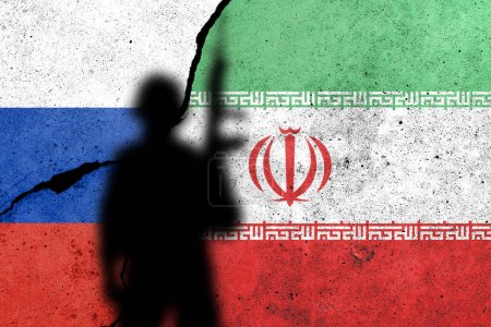 Flaggen Russlands und des Iran mit Soldatenschatten an Betonwand gemalt.