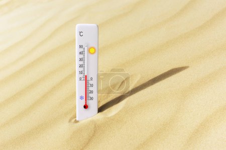 Foto de Día caluroso de verano. Termómetro a escala Celsius en la arena. Temperatura ambiente más 8 grados - Imagen libre de derechos