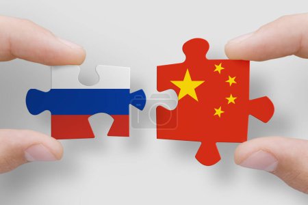 Puzzle aus Flaggen von Russland und China. Beziehungen zwischen Russland und China und militärische Zusammenarbeit