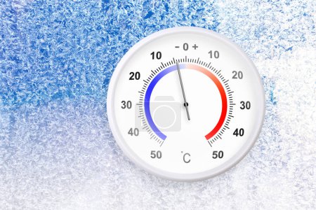 Téléchargez les photos : Thermomètre à échelle Celsius sur une fenêtre gelée montre moins 4 degrés - en image libre de droit