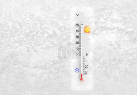 Téléchargez les photos : Thermomètre extérieur sur une fenêtre gelée montre moins 29 degrés Celsius température dans la journée froide d'hiver - en image libre de droit