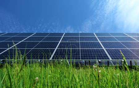 Foto de Placas solares fotovoltaica central eléctrica. Fuente alternativa de electricidad. Energía verde y limpia - Imagen libre de derechos