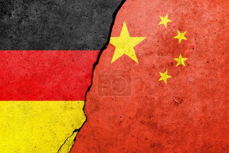 Téléchargez les photos : Drapeaux allemands et chinois peints sur le mur de béton - en image libre de droit
