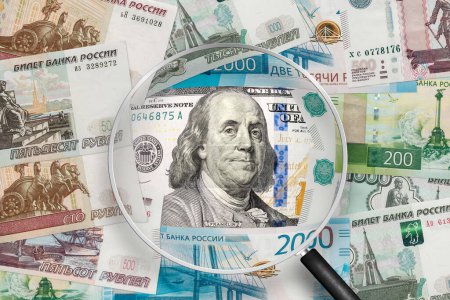 Téléchargez les photos : Dollar américain et billets en rouble russe. Vue à travers loupe - en image libre de droit