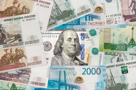 Téléchargez les photos : Billets en dollar américain et en rouble russe. - en image libre de droit