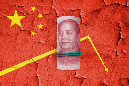 Un billete de cien yuanes sobre un fondo de bandera de China