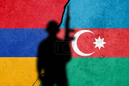 Téléchargez les photos : Le conflit arménien et azerbaïdjanais dans le Haut Karabakh. Drapeau azerbaïdjanais et arménien sur le mur de béton fissuré - en image libre de droit