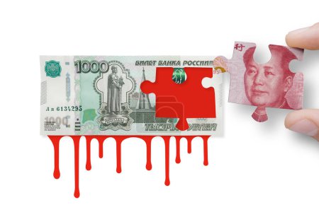 Téléchargez les photos : Roubles russes avec du sang et le yuan chinois sur un fond blanc. Billets en yuan chinois et en rouble russe. Collaboration Russie-Chine - en image libre de droit