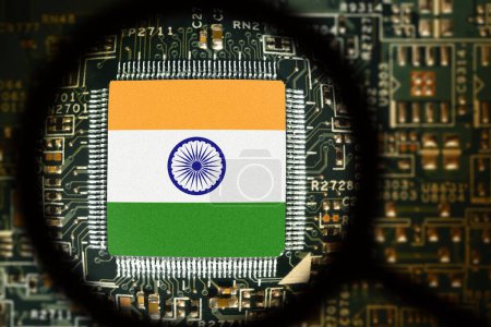 Foto de Bandera de la India en un procesador. Tablero informático con chip. Vista a través de lupa - Imagen libre de derechos