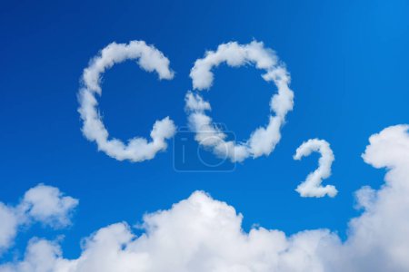 Téléchargez les photos : Ciel bleu avec le mot CO2. Concept de réchauffement climatique. Cataclysmes et catastrophes naturelles - en image libre de droit