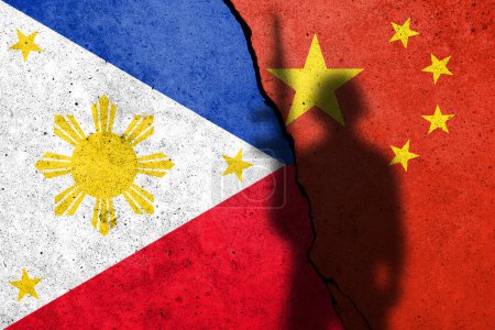 Téléchargez les photos : Drapeaux des Philippines et de la Chine peints sur le mur de béton avec l'ombre du soldat. Conflit Filippin et Chine - en image libre de droit