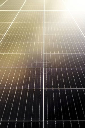 Téléchargez les photos : Panneaux solaires centrale photovoltaïque. Autres sources d'électricité. Énergie verte et propre - en image libre de droit