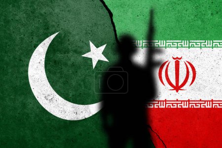 Foto de Banderas de Pakistán e Irán pintadas en el muro de hormigón con sombra de soldado. - Imagen libre de derechos