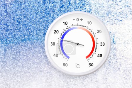 Téléchargez les photos : Thermomètre à échelle Celsius sur une fenêtre gelée montre moins 25 degrés - en image libre de droit