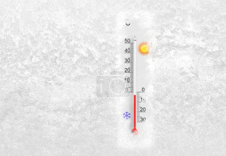 Téléchargez les photos : Thermomètre extérieur sur une fenêtre gelée montre moins 3 degrés Celsius température dans la journée froide d'hiver - en image libre de droit