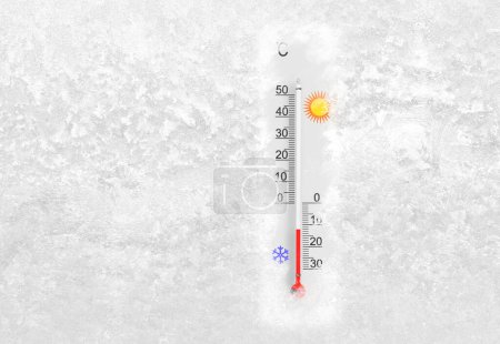 Téléchargez les photos : Thermomètre extérieur sur une fenêtre gelée montre moins 12 degrés Celsius température dans la journée froide d'hiver - en image libre de droit