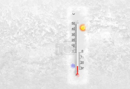 Téléchargez les photos : Thermomètre extérieur sur une fenêtre gelée montre moins 24 degrés Celsius température dans la journée froide d'hiver - en image libre de droit