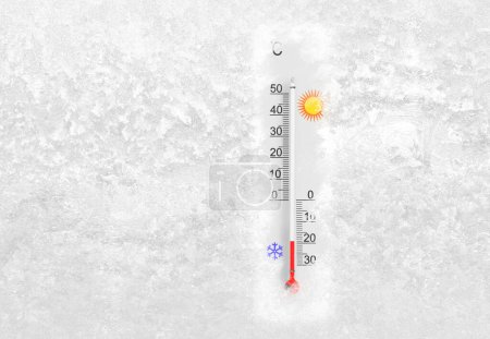 Téléchargez les photos : Thermomètre extérieur sur une fenêtre gelée montre moins 19 degrés Celsius température dans la journée froide d'hiver - en image libre de droit
