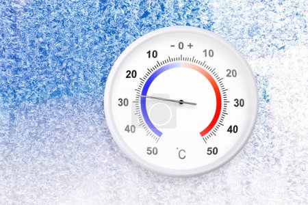 Téléchargez les photos : Thermomètre à échelle Celsius sur une fenêtre gelée montre moins 27 degrés - en image libre de droit