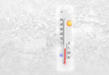 Téléchargez les photos : Thermomètre extérieur sur une fenêtre gelée montre moins 9 degrés Celsius température dans la journée froide d'hiver - en image libre de droit