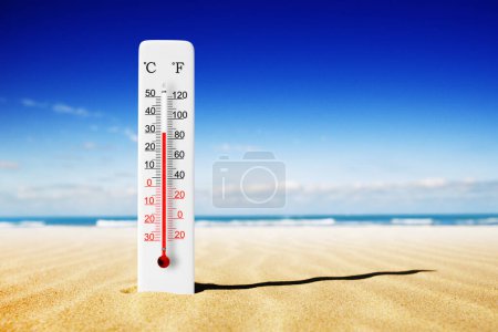Heißer Sommertag. Celsius und Fahrenheit Thermometer im Sand. Umgebungstemperatur plus 30 Grad 