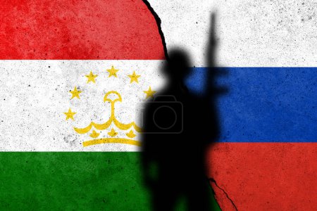 Téléchargez les photos : Drapeaux du Tadjikistan et de la Russie peints sur le mur de béton - en image libre de droit