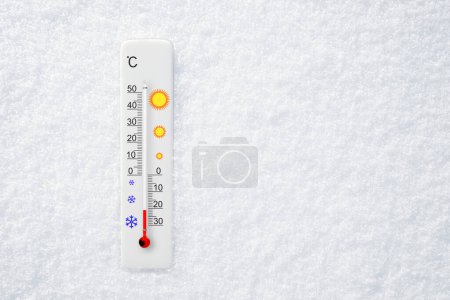Weißes Thermometer im Schnee. Umgebungstemperatur minus 21 Grad Celsius