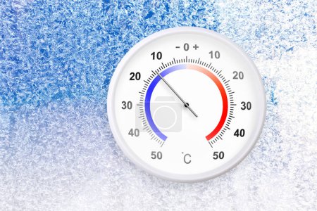 Téléchargez les photos : Thermomètre à échelle Celsius sur une fenêtre gelée montre moins 14 degrés - en image libre de droit