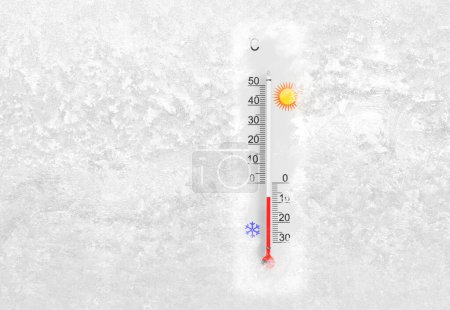 Téléchargez les photos : Thermomètre extérieur sur une fenêtre gelée montre moins 7 degrés Celsius température dans la journée froide d'hiver - en image libre de droit