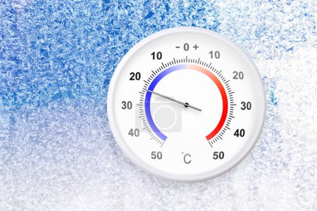 Téléchargez les photos : Thermomètre à échelle Celsius sur une fenêtre gelée montre moins 23 degrés - en image libre de droit