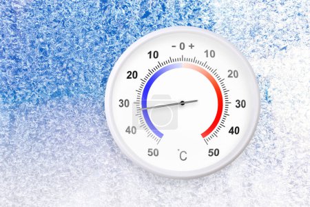 Téléchargez les photos : Thermomètre à échelle Celsius sur une fenêtre gelée montre moins 33 degrés - en image libre de droit