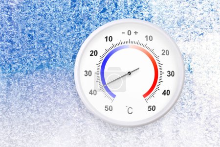 Celsius-Skalenthermometer am gefrorenen Fenster zeigt minus 39 Grad 