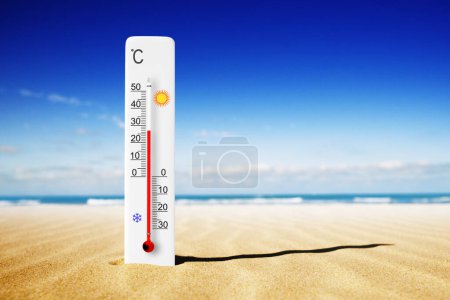 Téléchargez les photos : Une chaude journée d'été. Thermomètre à échelle Celsius dans le sable. Température ambiante plus 27 degrés - en image libre de droit
