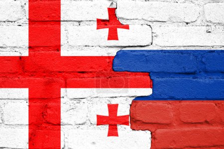Flagge Georgiens und Russlands auf Ziegelmauer gemalt 